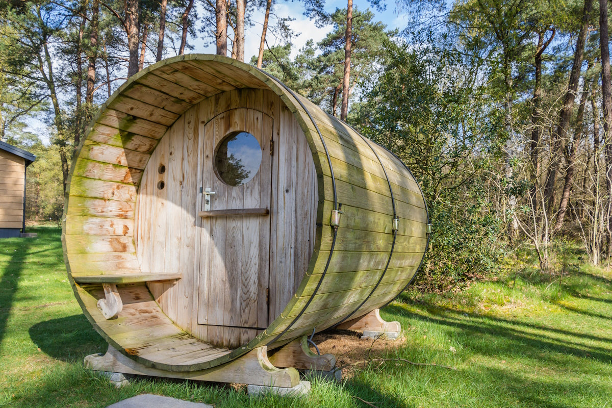 Die 6 schlimmsten Fehler bei der Gartensauna Pflege – und wie Sie sie vermeiden